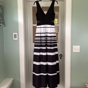 Xscape Illusion-Inset Women’s Gown, size 6